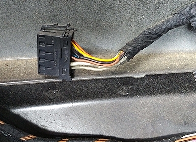 10-pin plug in luggage compartment